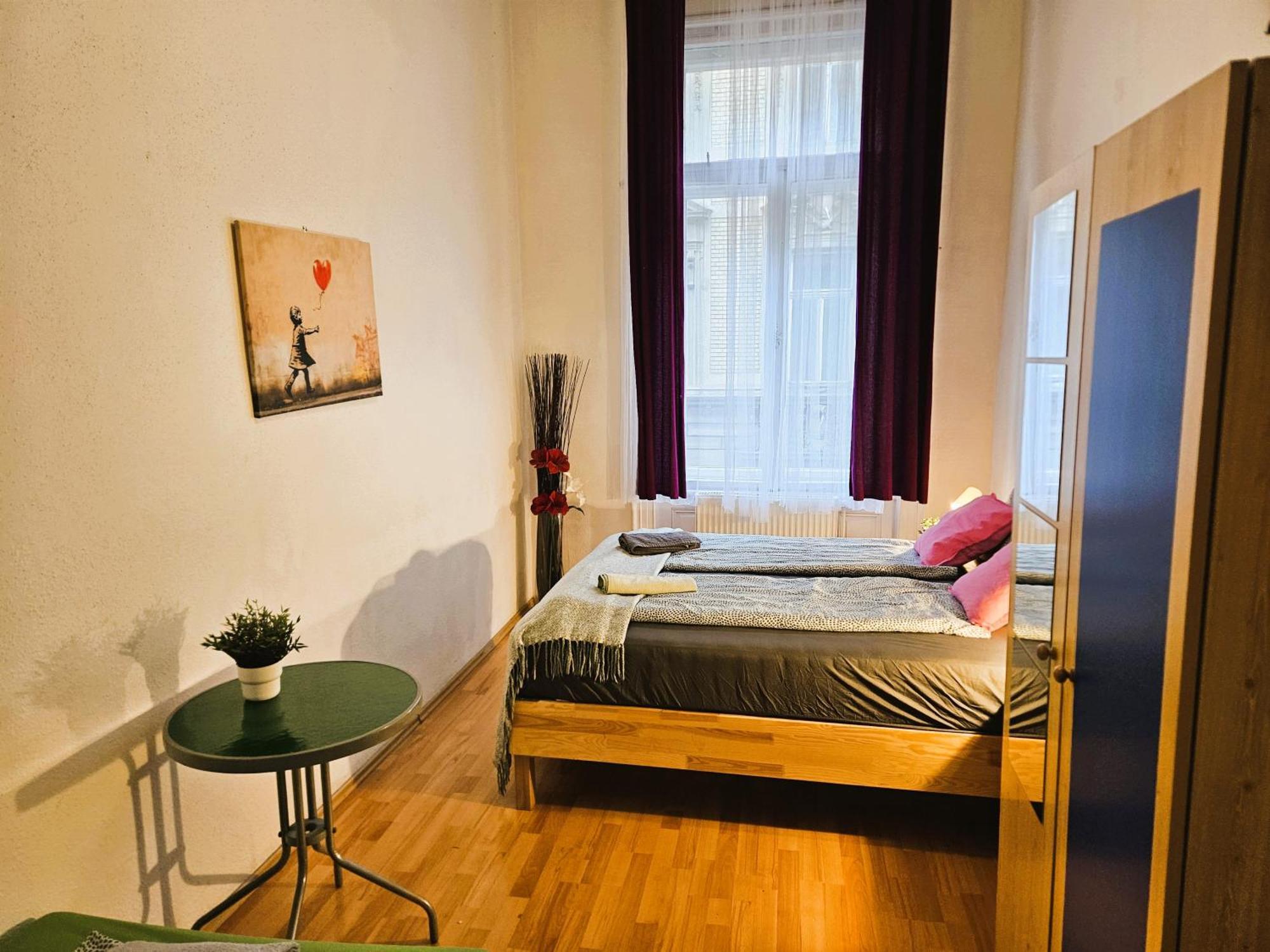 Cozy Rooms Near The New York Cafe With Private Bathroom — Photos 1