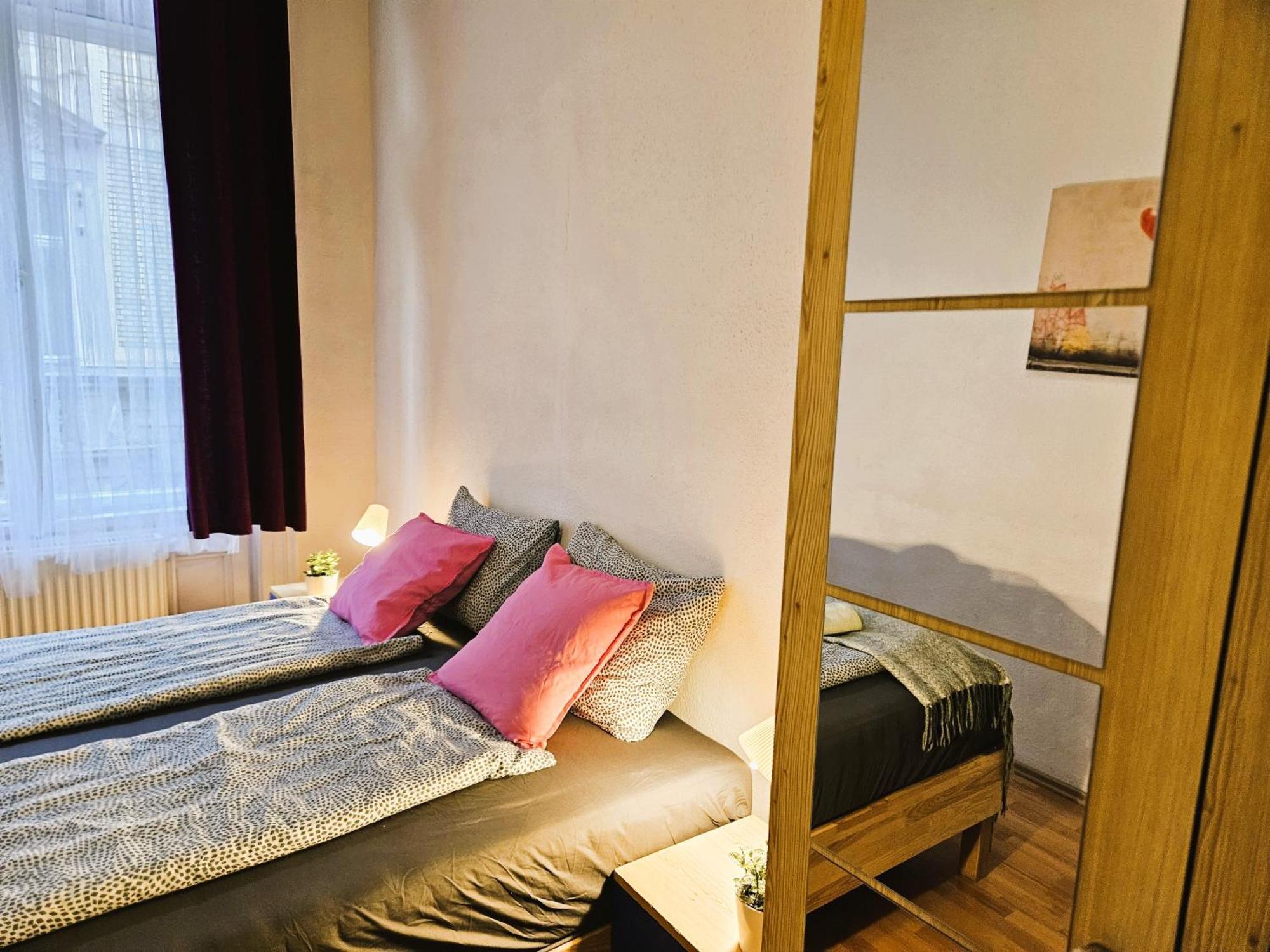 Cozy Rooms Near The New York Cafe With Private Bathroom — Photos 2